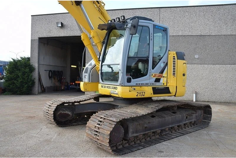New Holland Kobelco E235B SR-LCT - Kettenbagger: das Bild 4 New Holland Kobelco E235B SR-LCT - Kettenbagger: das Bild 4