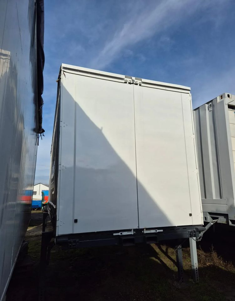 Krone - Planenaufbau: das Bild 2 Krone - Planenaufbau: das Bild 2