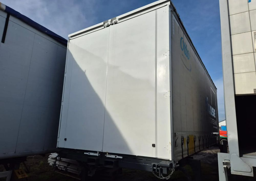 Krone - Planenaufbau: das Bild 4 Krone - Planenaufbau: das Bild 4