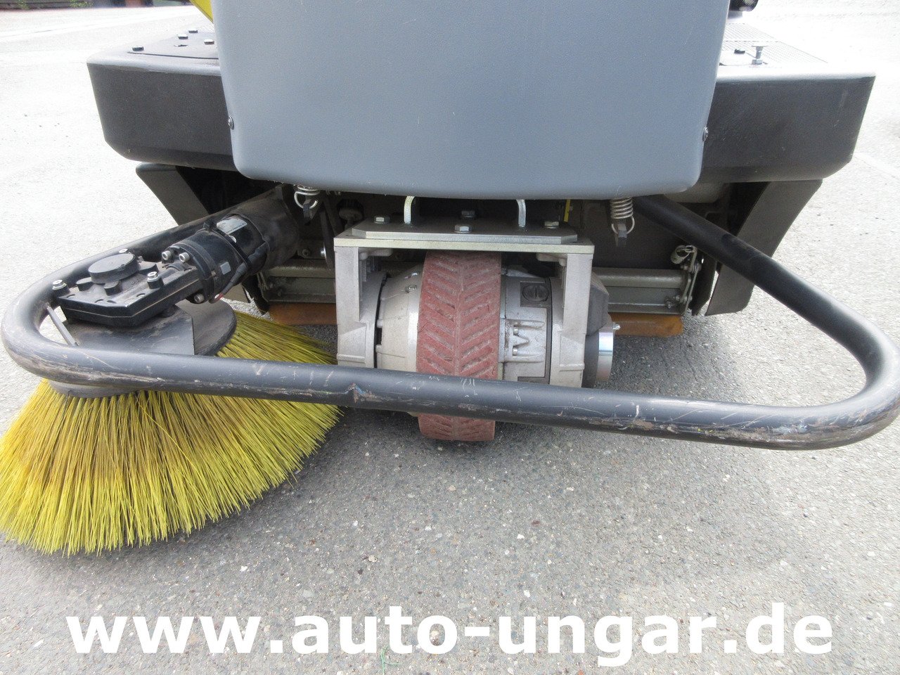 KÄRCHER KM 100/100 RBP Pack 1.280-112.0 elektrische Parkplatzkehrmaschine Hallenkehrmaschine Elektro - Kehrmaschine: das Bild 3 KÄRCHER KM 100/100 RBP Pack 1.280-112.0 elektrische Parkplatzkehrmaschine Hallenkehrmaschine Elektro - Kehrmaschine: das Bild 3