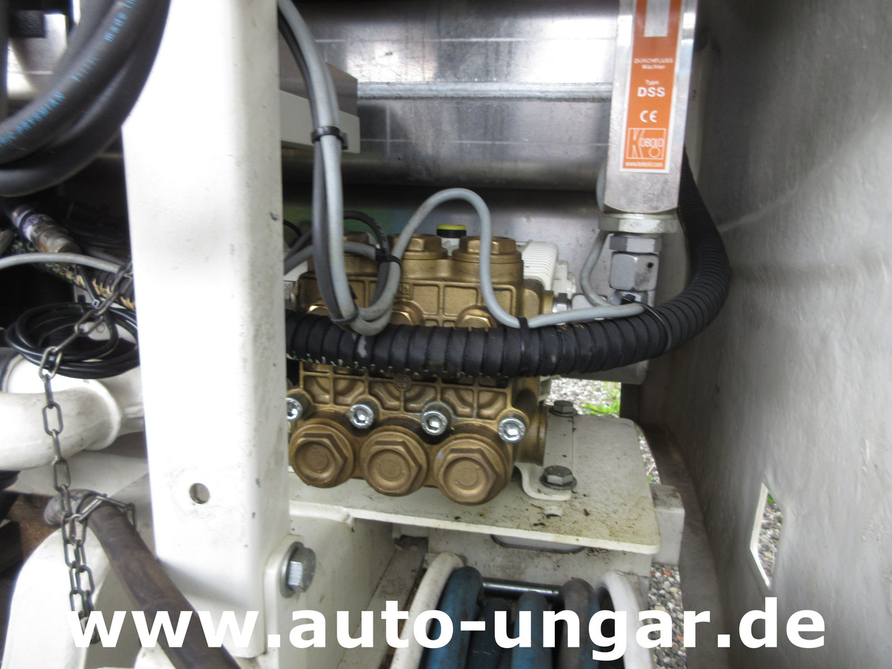 Kommunal-/ Sonderfahrzeug CMAR NC300 Schwemmaufbau Laveuse Bj. 2014 für Multicar Tremo Hochdruck: das Bild 11 Kommunal-/ Sonderfahrzeug CMAR NC300 Schwemmaufbau Laveuse Bj. 2014 für Multicar Tremo Hochdruck: das Bild 11