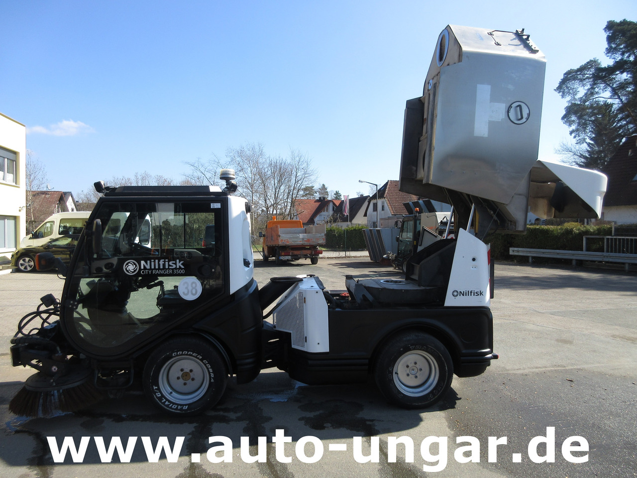 NILFISK CR3500 CityRanger Schmidt Flexigo Multigo 4x4 Kehrmaschine Geräteträger - Kehrmaschine: das Bild 3 NILFISK CR3500 CityRanger Schmidt Flexigo Multigo 4x4 Kehrmaschine Geräteträger - Kehrmaschine: das Bild 3