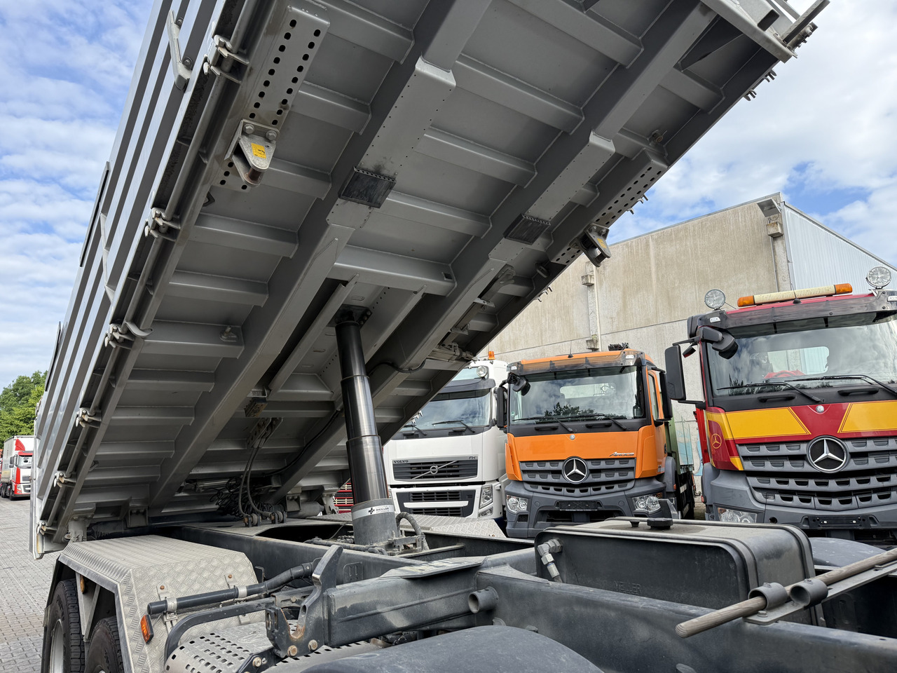 Iveco T-Way 510 / AT410T51 8X4 Meiller - Kipper: das Bild 3 Iveco T-Way 510 / AT410T51 8X4 Meiller - Kipper: das Bild 3