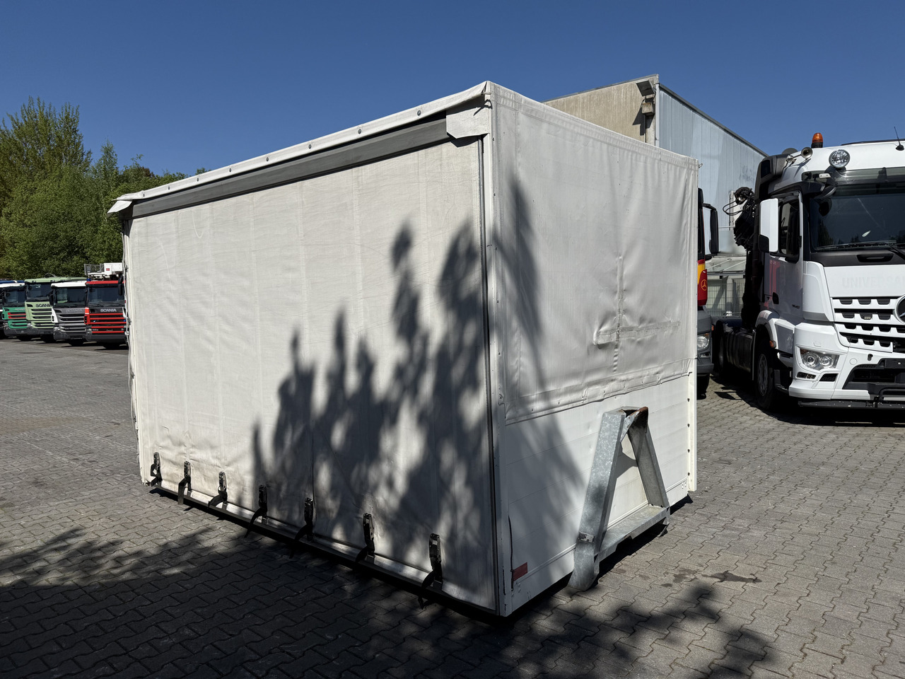 Plane/ Mulde/ Container Ex- Rotes Kreuz - Abrollcontainer: das Bild 4 Plane/ Mulde/ Container Ex- Rotes Kreuz - Abrollcontainer: das Bild 4