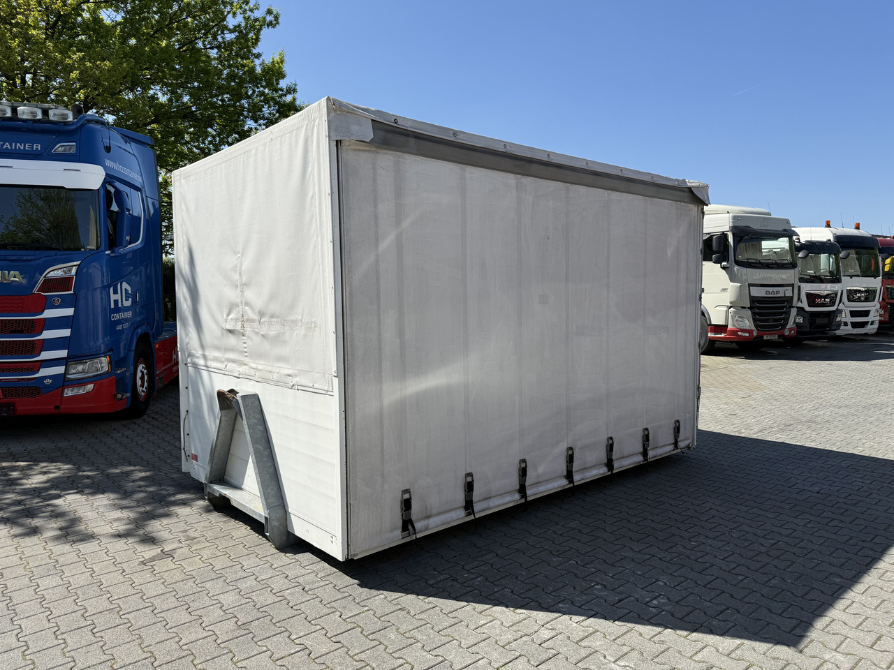 Plane/ Mulde/ Container Ex- Rotes Kreuz - Abrollcontainer: das Bild 1 Plane/ Mulde/ Container Ex- Rotes Kreuz - Abrollcontainer: das Bild 1