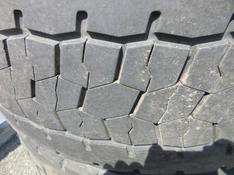Bridgestone 315/70R22.5 DURAVIS M+S ALCOA WIEL MERCEDES 60% PROFILE - Reifen für LKW: das Bild 3 Bridgestone 315/70R22.5 DURAVIS M+S ALCOA WIEL MERCEDES 60% PROFILE - Reifen für LKW: das Bild 3