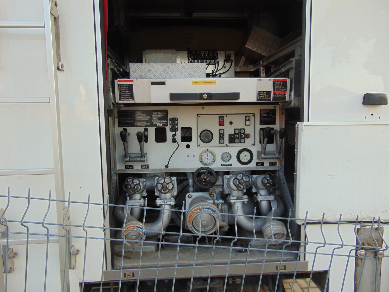 Feuerwehrfahrzeug MERCEDES-BENZ 1124AF 4x4 MAGIRUS: das Bild 10 Feuerwehrfahrzeug MERCEDES-BENZ 1124AF 4x4 MAGIRUS: das Bild 10