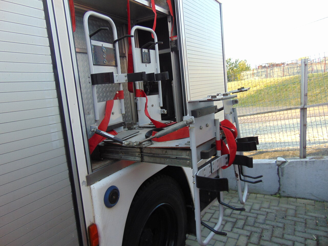 Feuerwehrfahrzeug MERCEDES-BENZ 1124AF 4x4 MAGIRUS: das Bild 9 Feuerwehrfahrzeug MERCEDES-BENZ 1124AF 4x4 MAGIRUS: das Bild 9