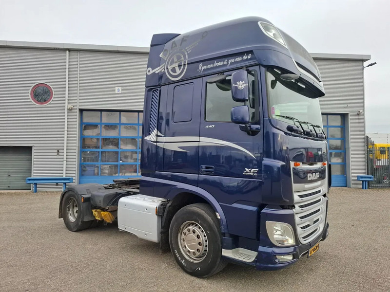 DAF XF106-440 / NL TRUCK / TUV:19-03-2026 / SMART TACHO / ACC / LWDS / FRIDGE / FULL SPOILER / AUTOMATIC / EURO-6 / 2016 - Sattelzugmaschine: das Bild 2 DAF XF106-440 / NL TRUCK / TUV:19-03-2026 / SMART TACHO / ACC / LWDS / FRIDGE / FULL SPOILER / AUTOMATIC / EURO-6 / 2016 - Sattelzugmaschine: das Bild 2