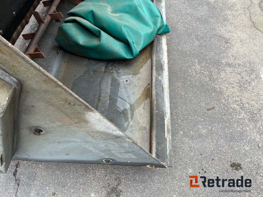 Fjærås 600/1350 liftophængt selvlæssende salt/grusudlægger. - Baugeräte: das Bild 4 Fjærås 600/1350 liftophængt selvlæssende salt/grusudlægger. - Baugeräte: das Bild 4