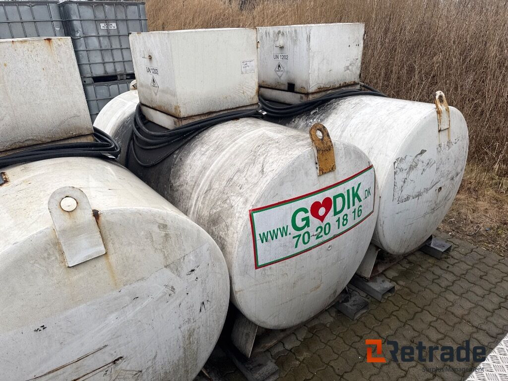 Forskelligt udstyr ROUG 2700ltr. Tank m. Pumpe (A0020029) - Lagertank: das Bild 2 Forskelligt udstyr ROUG 2700ltr. Tank m. Pumpe (A0020029) - Lagertank: das Bild 2