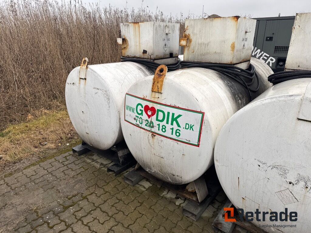 Forskelligt udstyr ROUG 2700ltr. Tank m. Pumpe (A0020029) - Lagertank: das Bild 3 Forskelligt udstyr ROUG 2700ltr. Tank m. Pumpe (A0020029) - Lagertank: das Bild 3