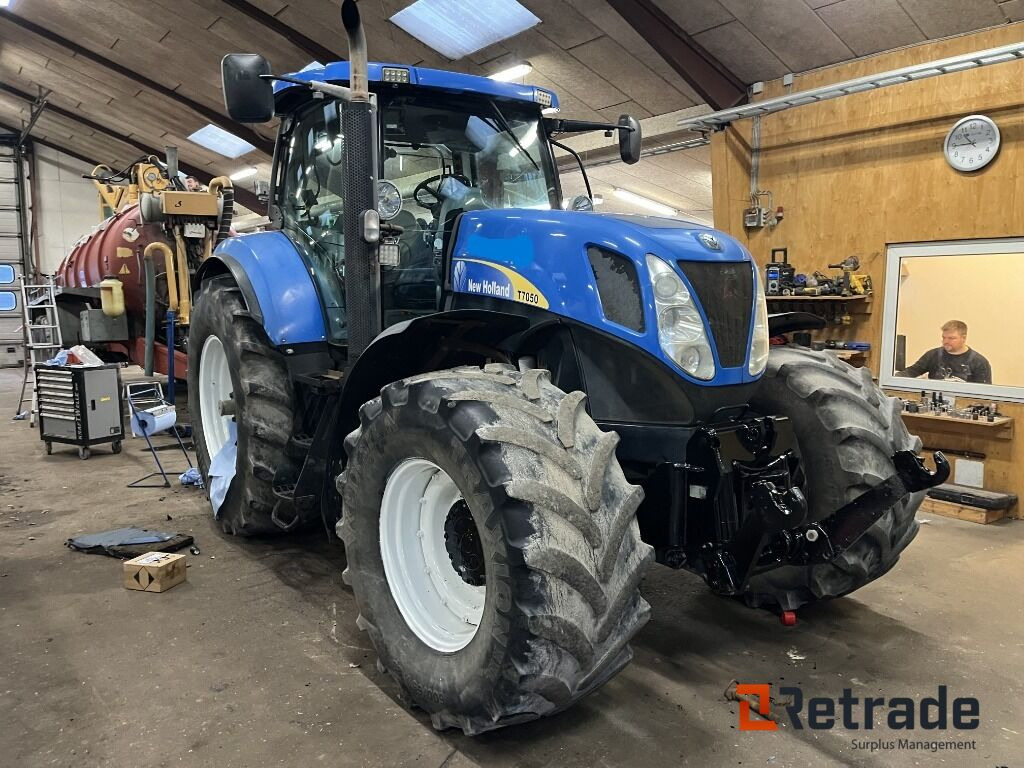 Traktor NEW HOLLAND T7050 - Landmaschine: das Bild 1 Traktor NEW HOLLAND T7050 - Landmaschine: das Bild 1