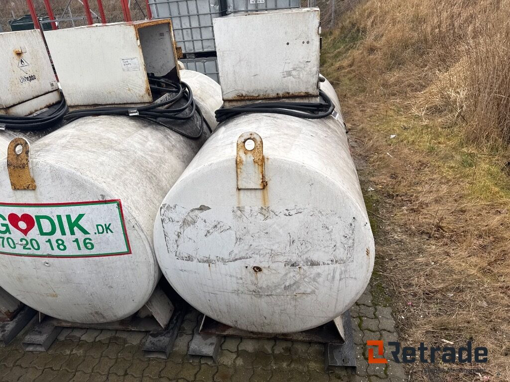 ROUG 2700ltr. Tank m. Pumpe - Lagertank: das Bild 2 ROUG 2700ltr. Tank m. Pumpe - Lagertank: das Bild 2