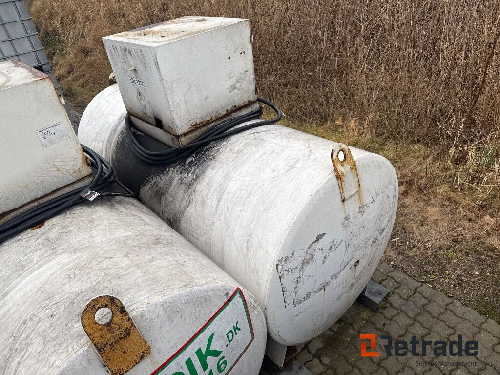 ROUG 2700ltr. Tank m. Pumpe - Lagertank: das Bild 3 ROUG 2700ltr. Tank m. Pumpe - Lagertank: das Bild 3