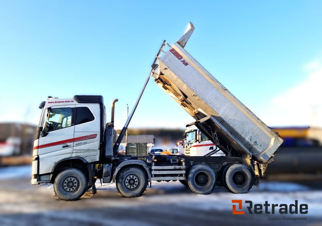 Robust og klar tippbil – Volvo FH16 650 8x4 med tipp og hengeropplegg - Kipper: das Bild 1 Robust og klar tippbil – Volvo FH16 650 8x4 med tipp og hengeropplegg - Kipper: das Bild 1