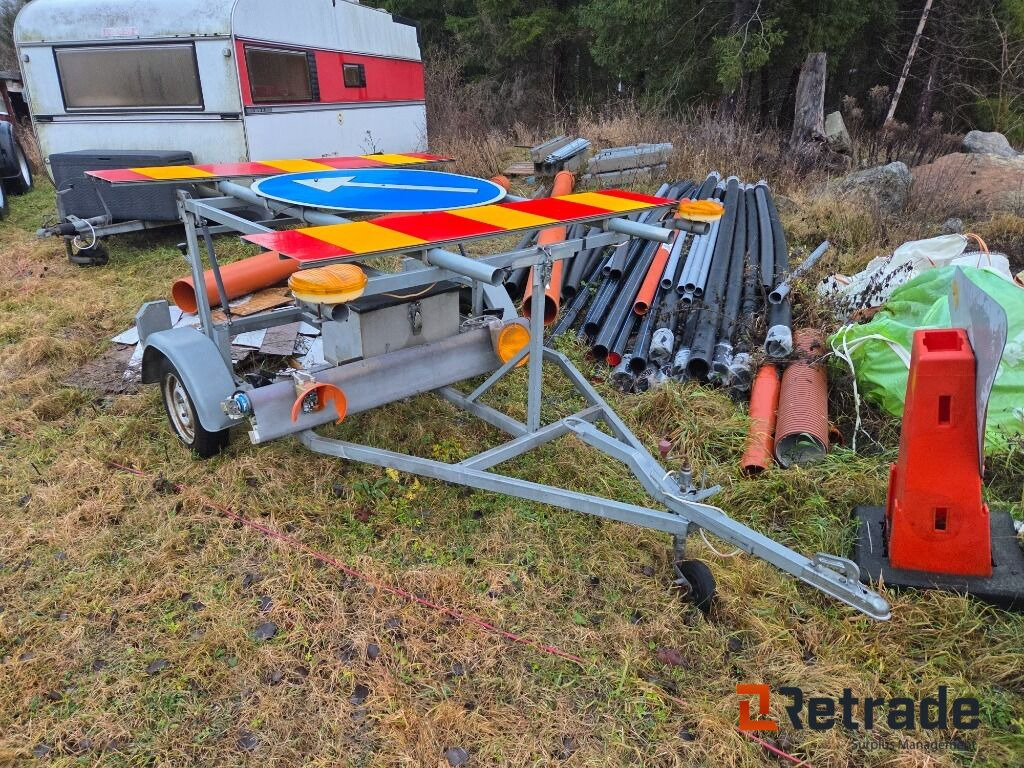 Vägskyddsutrustning Avstängningsvagn Med Varningsljus - Baugeräte: das Bild 1 Vägskyddsutrustning Avstängningsvagn Med Varningsljus - Baugeräte: das Bild 1