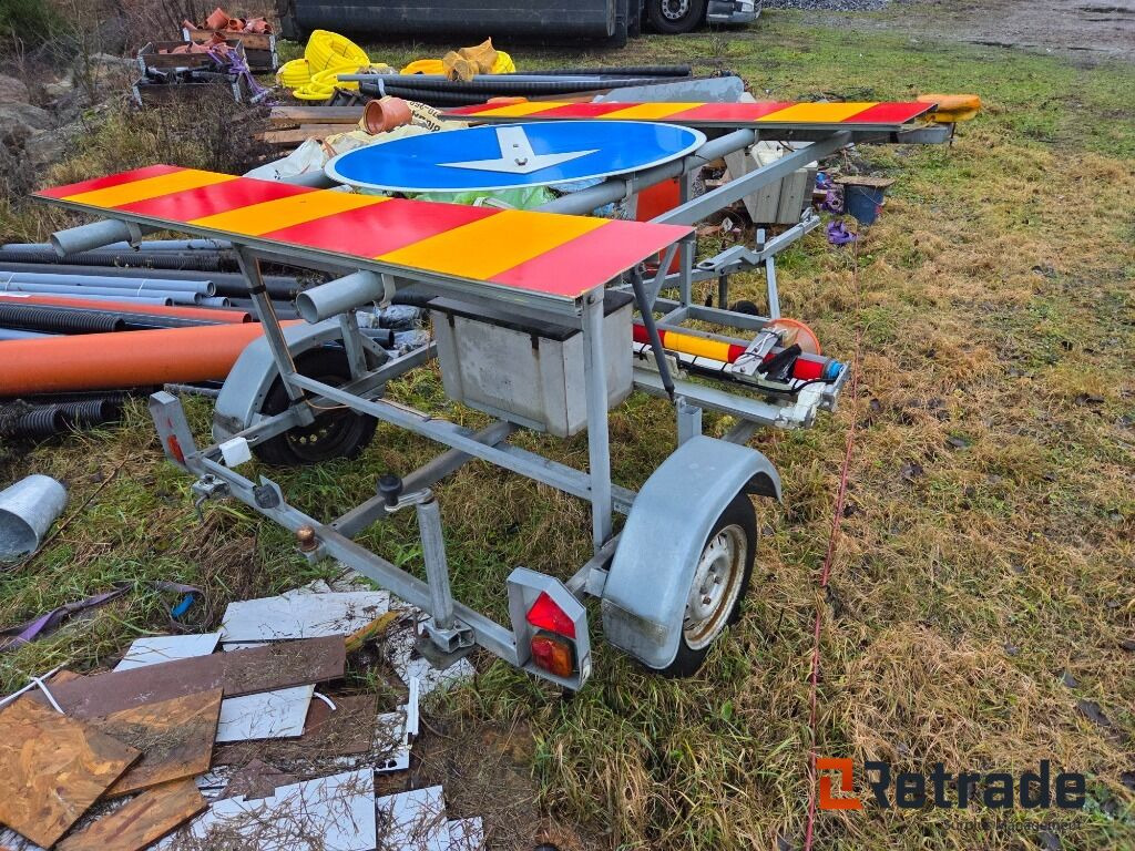 Vägskyddsutrustning Avstängningsvagn Med Varningsljus - Baugeräte: das Bild 2 Vägskyddsutrustning Avstängningsvagn Med Varningsljus - Baugeräte: das Bild 2