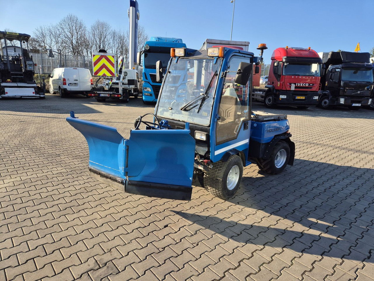 Holder C245 4WD / Tool carrier / Snow plow / PTO Front AN D Rear / 4X4 / - Kommunaltraktor: das Bild 2 Holder C245 4WD / Tool carrier / Snow plow / PTO Front AN D Rear / 4X4 / - Kommunaltraktor: das Bild 2