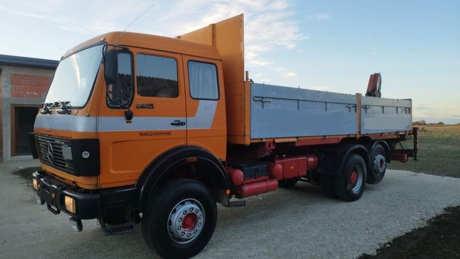 Mercedes-Benz 2228 6x2 stake body - crane - Plane LKW: das Bild 1 Mercedes-Benz 2228 6x2 stake body - crane - Plane LKW: das Bild 1