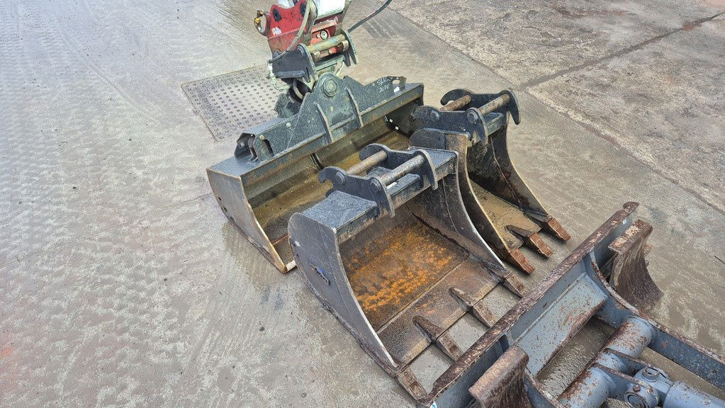 Takeuchi TB225 - 2021 Year - 1365 Hours - 3X Buckets - Minibagger: das Bild 4 Takeuchi TB225 - 2021 Year - 1365 Hours - 3X Buckets - Minibagger: das Bild 4