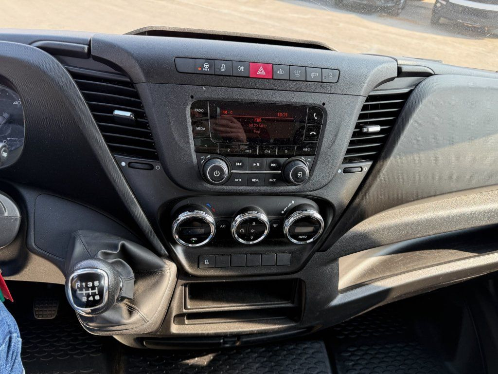 Koffer Transporter Iveco 35C16 Daily: das Bild 13