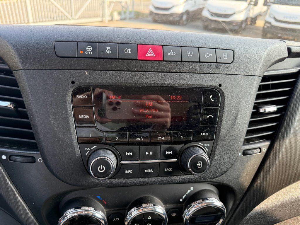 Koffer Transporter Iveco 35C16 Daily: das Bild 14