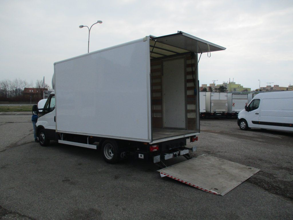 Koffer Transporter Iveco Daily 35C16: das Bild 10 Koffer Transporter Iveco Daily 35C16: das Bild 10