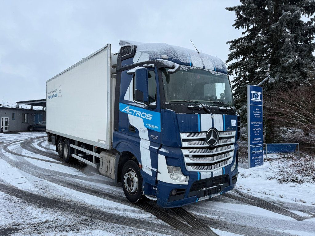 Mercedes-Benz 2542 Actros 6x2 EURO 6 - Kühlkoffer LKW: das Bild 2 Mercedes-Benz 2542 Actros 6x2 EURO 6 - Kühlkoffer LKW: das Bild 2