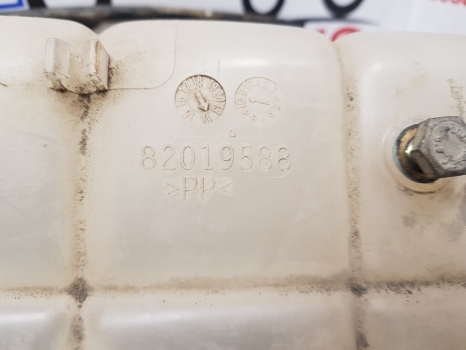 New Holland Case T7, T6, T6000, Maxxum, Puma T7.200 Expansion Tank 82019588 - Ausgleichsbehälter für Landmaschine: das Bild 2 New Holland Case T7, T6, T6000, Maxxum, Puma T7.200 Expansion Tank 82019588 - Ausgleichsbehälter für Landmaschine: das Bild 2