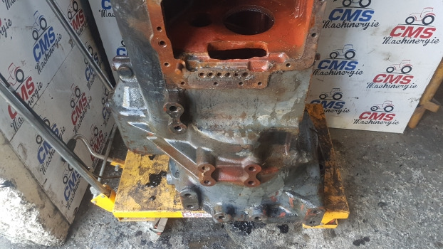 New Holland Ts Series Transmission Gearbox Housing 82006985, 82012331. - Hinterachse: das Bild 2 New Holland Ts Series Transmission Gearbox Housing 82006985, 82012331. - Hinterachse: das Bild 2