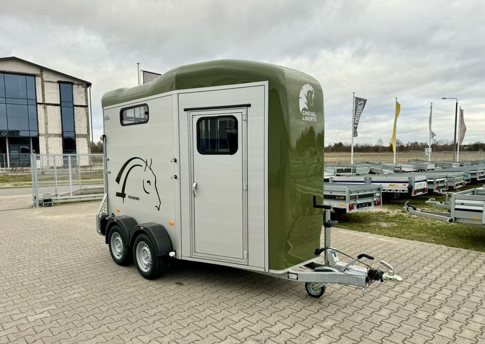 CHEVAL LIBERTÉ Touring Country + siodlarnia | przyczepa dla dwóch koni z rampą z przodu | 2000 kg DMC - Pferdeanhänger: das Bild 2 CHEVAL LIBERTÉ Touring Country + siodlarnia | przyczepa dla dwóch koni z rampą z przodu | 2000 kg DMC - Pferdeanhänger: das Bild 2