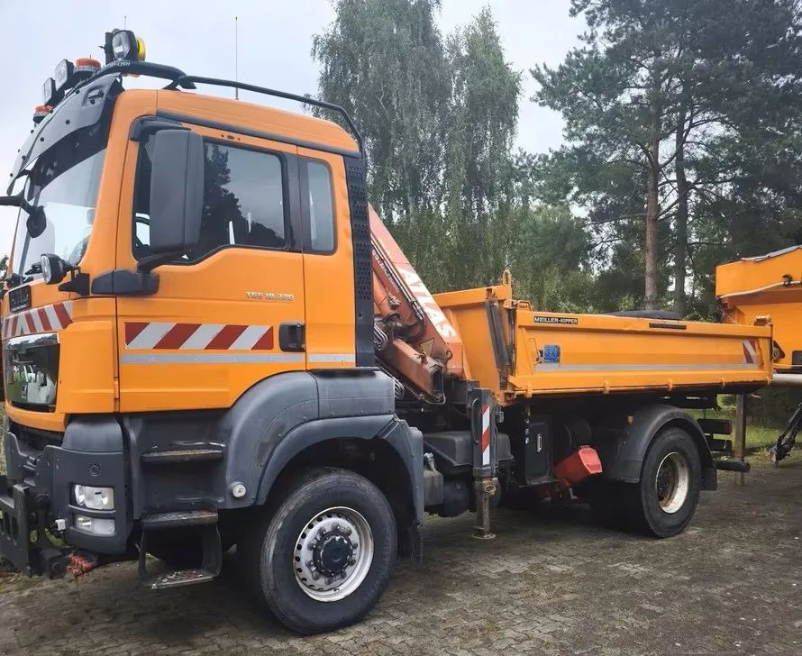 MAN TGS (2012) 18.320 4x4 – Wywrotka trójstronna + Kran Atlas | Komunalny | Euro 5 - Kipper: das Bild 1 MAN TGS (2012) 18.320 4x4 – Wywrotka trójstronna + Kran Atlas | Komunalny | Euro 5 - Kipper: das Bild 1