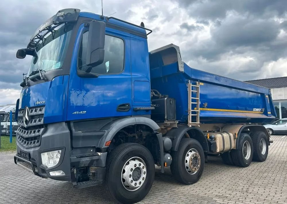 Mercedes-Benz Arocs 4142 | Wywrotka Schmitz | 8x4 | Euro 6 | Klima | Retarder | 242 598 km - Kipper: das Bild 4 Mercedes-Benz Arocs 4142 | Wywrotka Schmitz | 8x4 | Euro 6 | Klima | Retarder | 242 598 km - Kipper: das Bild 4