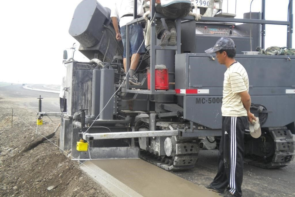 Kinglink MC5000 Concrete slipform paver for road ditch and gutter - Gleitschalungsfertiger: das Bild 2 Kinglink MC5000 Concrete slipform paver for road ditch and gutter - Gleitschalungsfertiger: das Bild 2