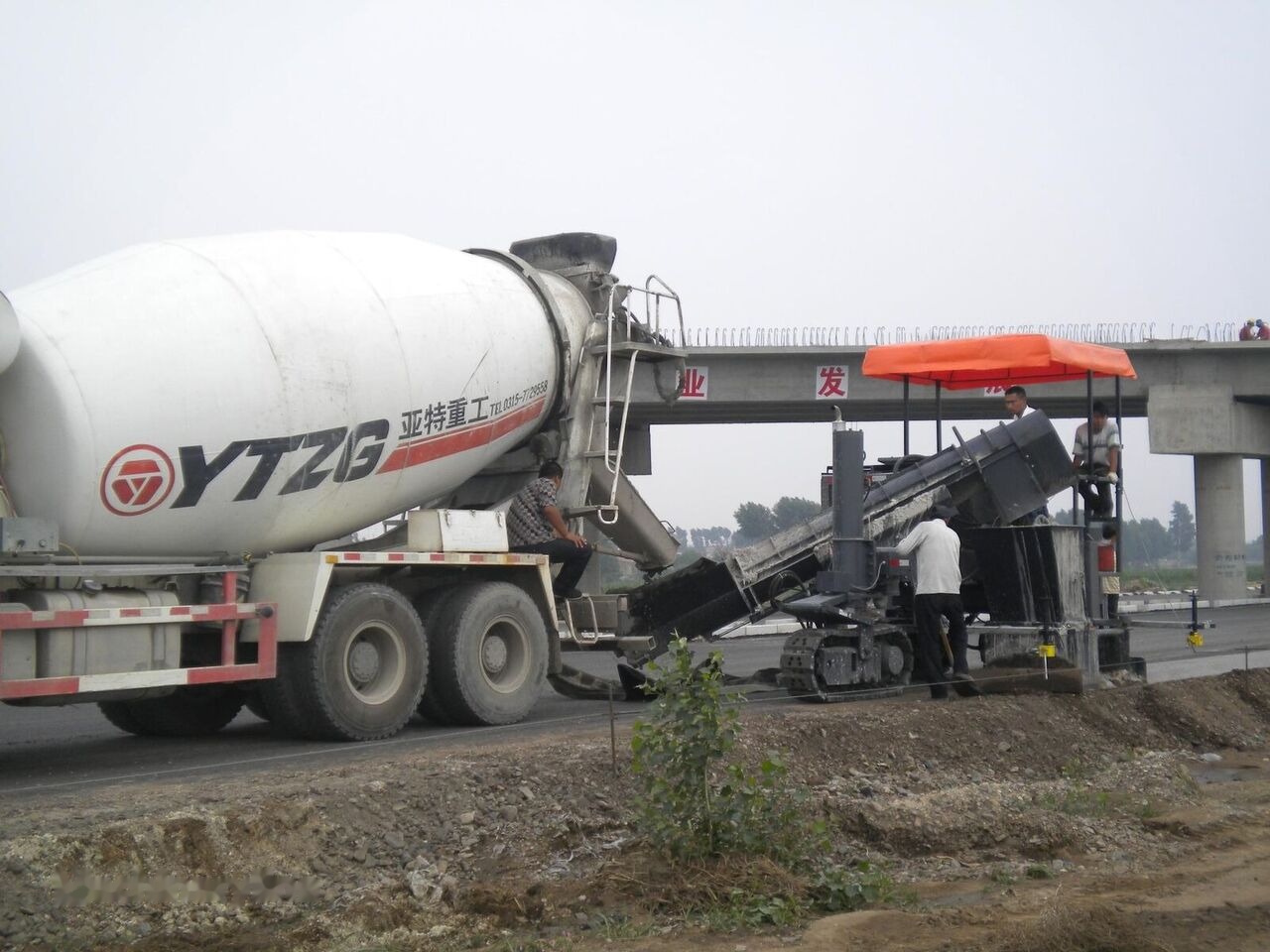 Kinglink MC5000 Concrete slipform paver for road ditch and gutter - Gleitschalungsfertiger: das Bild 4 Kinglink MC5000 Concrete slipform paver for road ditch and gutter - Gleitschalungsfertiger: das Bild 4