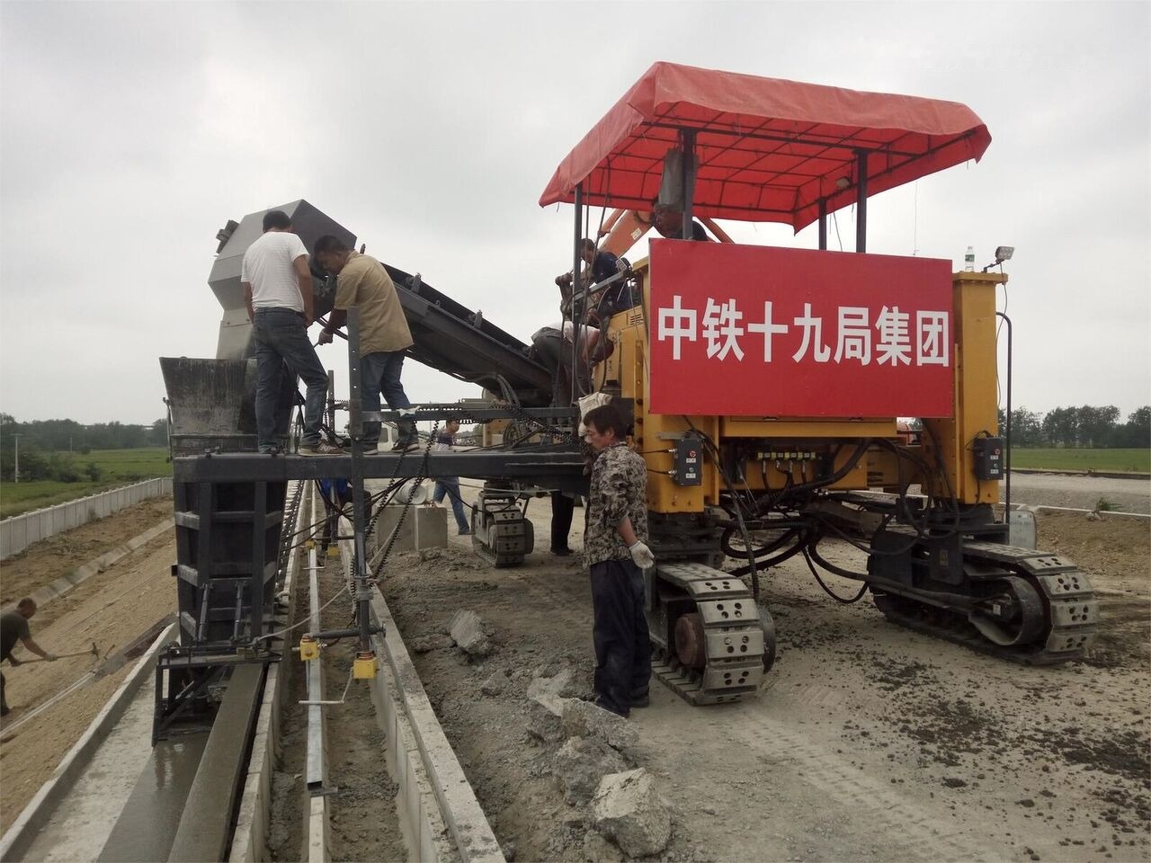 Kinglink MC6500 Concrete Slipform Paver - Gleitschalungsfertiger: das Bild 3 Kinglink MC6500 Concrete Slipform Paver - Gleitschalungsfertiger: das Bild 3