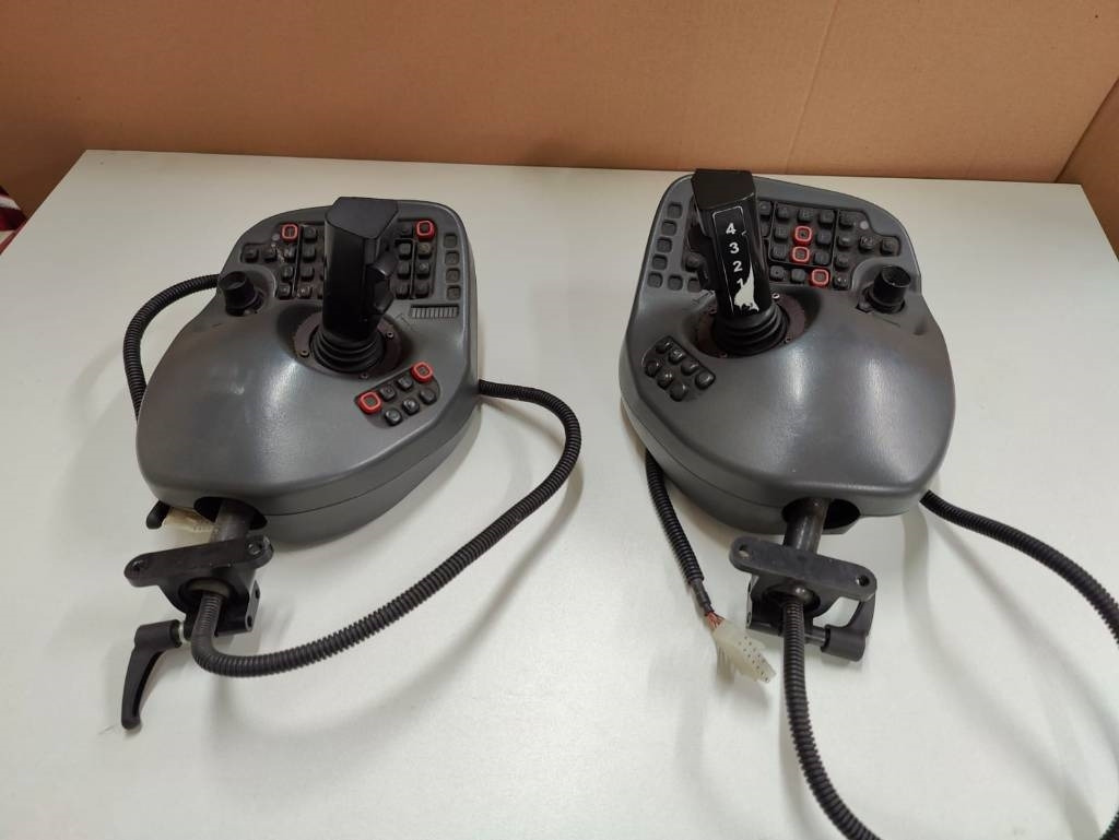 Komatsu Joysticks - Elektrische Ausrüstung für Forstmaschine: das Bild 5 Komatsu Joysticks - Elektrische Ausrüstung für Forstmaschine: das Bild 5