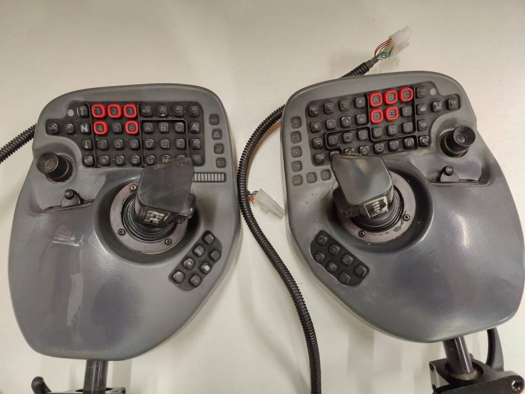 Komatsu Joysticks - Elektrische Ausrüstung für Forstmaschine: das Bild 1 Komatsu Joysticks - Elektrische Ausrüstung für Forstmaschine: das Bild 1