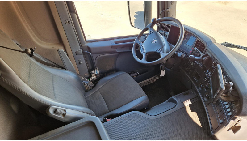 Innenraum Bild 1: Abrollkipper Scania P410 6X2