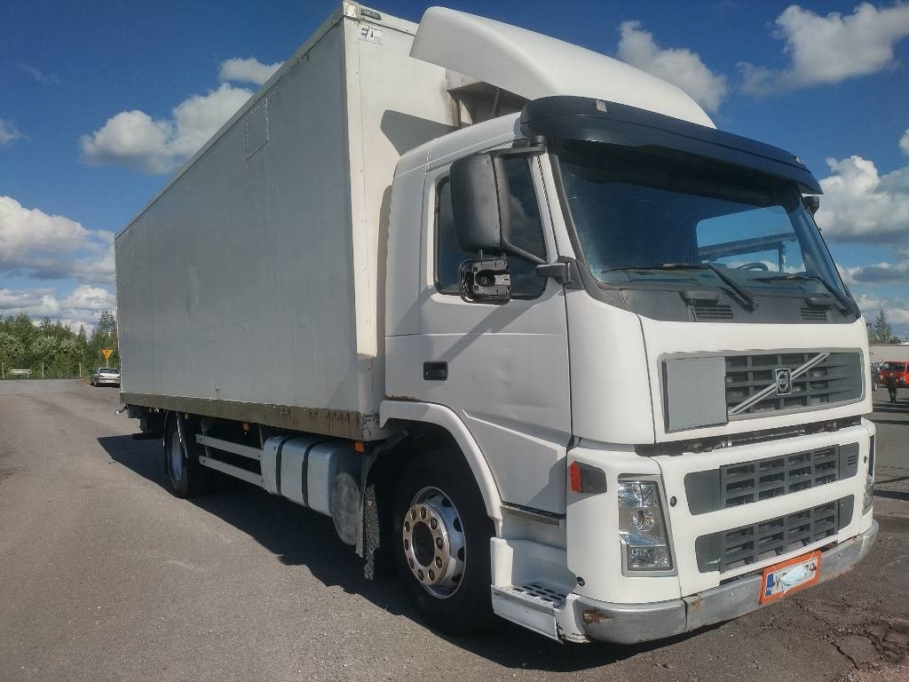 Volvo FM9 4x2 8,40m pitkä kylkiaukeava kori - Koffer LKW: das Bild 2 Volvo FM9 4x2 8,40m pitkä kylkiaukeava kori - Koffer LKW: das Bild 2