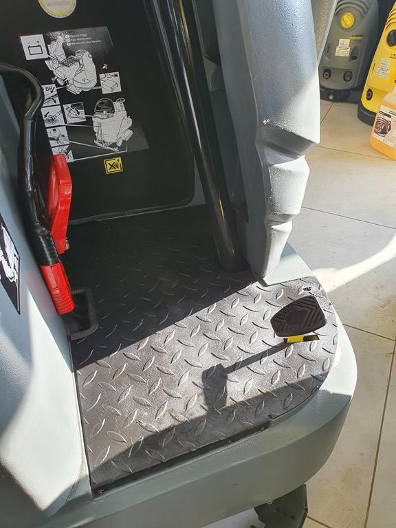 Scheuersaugmaschine KÄRCHER B 140 R Bp + R 90: das Bild 12