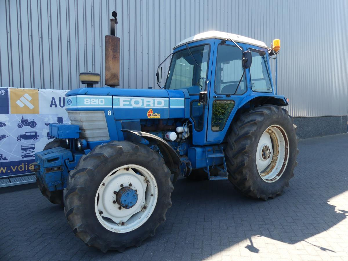 Ford 8210 - Traktor: das Bild 1 Ford 8210 - Traktor: das Bild 1