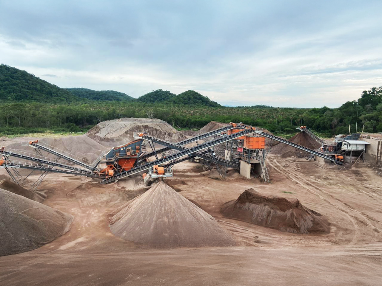 Constmach Installation Stationnaire de Concassage et de Criblage de Pierres 50 à 1 000 TPH - Brecher: das Bild 5 Constmach Installation Stationnaire de Concassage et de Criblage de Pierres 50 à 1 000 TPH - Brecher: das Bild 5