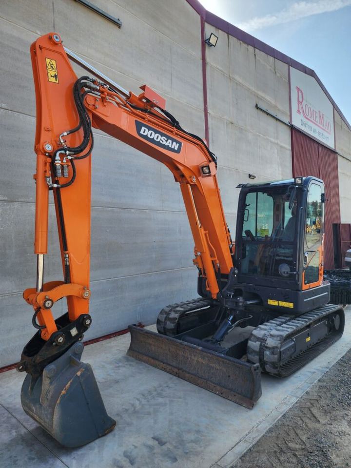 DOOSAN DX63R-3 - Minibagger: das Bild 2 DOOSAN DX63R-3 - Minibagger: das Bild 2