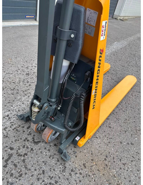 Jungheinrich Scherenhubwagen AMX 10e - Hochhubwagen: das Bild 4 Jungheinrich Scherenhubwagen AMX 10e - Hochhubwagen: das Bild 4