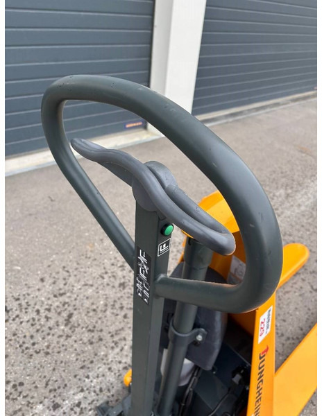 Jungheinrich Scherenhubwagen AMX 10e - Hochhubwagen: das Bild 3 Jungheinrich Scherenhubwagen AMX 10e - Hochhubwagen: das Bild 3