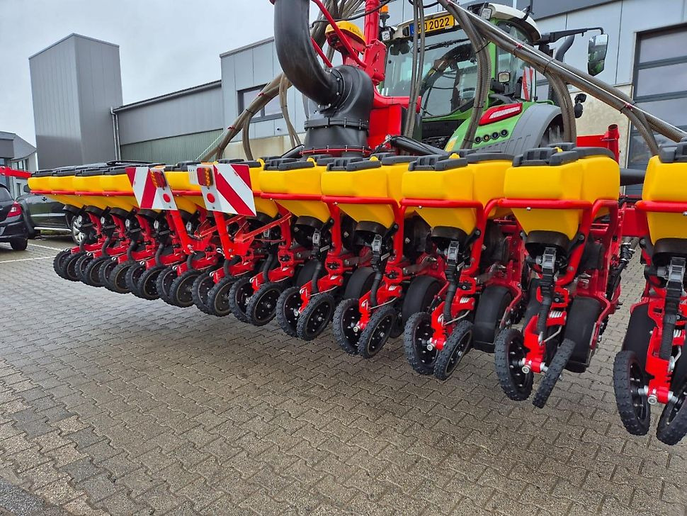 J.Reiff Sarl
Herr Stefan Neukirch - 77 Z.I in den - Einzelkornsämaschine: das Bild 4 J.Reiff Sarl
Herr Stefan Neukirch - 77 Z.I in den - Einzelkornsämaschine: das Bild 4