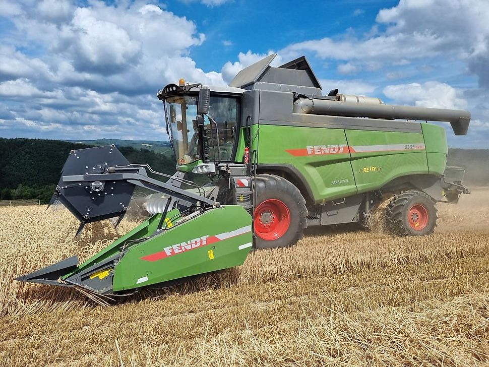 J.Reiff Sarl
Herr Stefan Neukirch - 77 Z.I in den - Mähdrescher: das Bild 2 J.Reiff Sarl
Herr Stefan Neukirch - 77 Z.I in den - Mähdrescher: das Bild 2