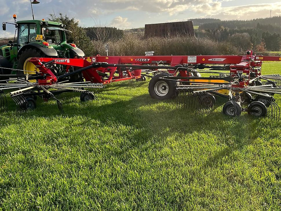 J.Reiff Sarl
Herr Stefan Neukirch - 77 Z.I in den - Heuwender/ Wenderechen: das Bild 2 J.Reiff Sarl
Herr Stefan Neukirch - 77 Z.I in den - Heuwender/ Wenderechen: das Bild 2